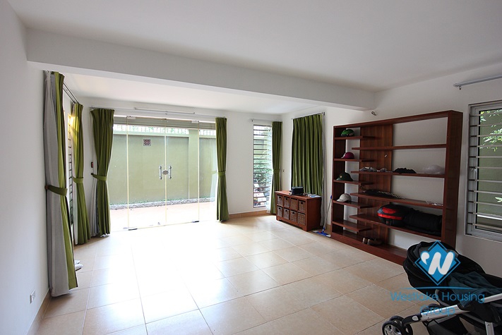 Splendid villa for rent on the lake in Tay Ho, Hanoi 